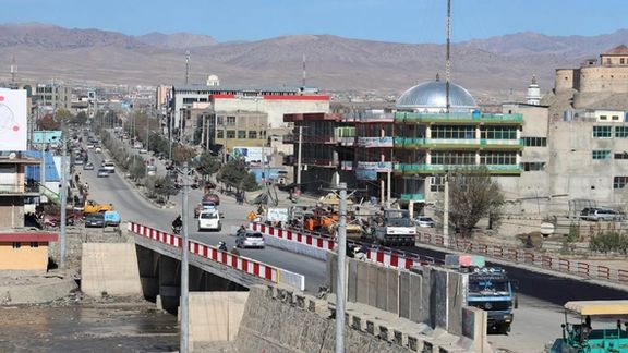 طالبان د دايکندي دوکاندارانو ته: که زموږ بيرغ پورته نه کړئ، دوکانونه به مو وتړل شي