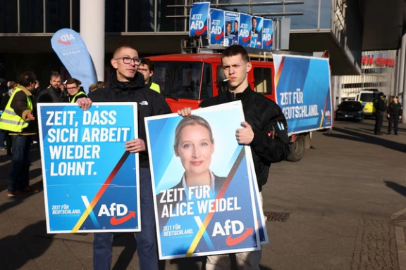 د جرمني د ښي اړخي اې ایف ډي ګوند پلویان د ګوند د نوماندې له انځورونو سره د ټاکنیز کمپاین پرمهال