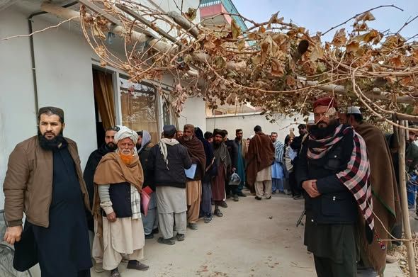 طالبان: لوګر کې راستانه شویو کډوالو کورنیو ته د غنمو او نغدو مرستو وېش پیل شو