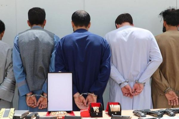 طالبانو په بلخ او بغلان ولایتونو کې ۸ تنه د غلا په تور نیولي