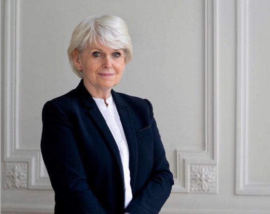 سفیر فرانسه در امور حقوق بشر: زنان افغان باید در هر تصمیم‌گیری پشت میز حضور داشته باشند