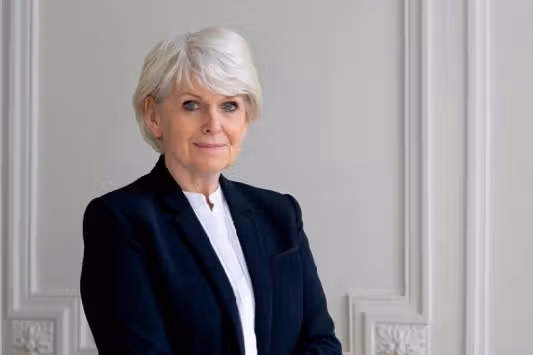 سفیر فرانسه در امور حقوق بشر: زنان افغان باید در هر تصمیمگیری پشت میز حضور داشته باشند