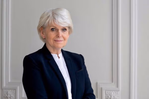 سفیر فرانسه در امور حقوق بشر: زنان افغان باید در هر تصمیمگیری پشت میز حضور داشته باشند