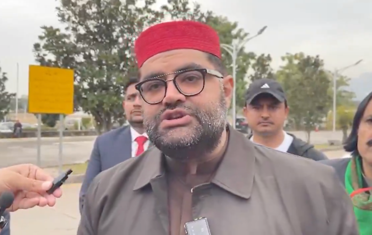 اېمل ولي خان: عمران خان لوی ترهګر دی او پاکستاني طالبانو ته یې چندې ورکولې