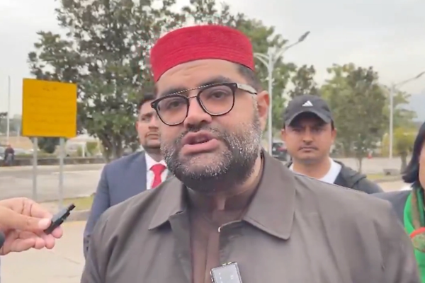 اېمل ولي خان: عمران خان لوی ترهګر دی او پاکستاني طالبانو ته یې چندې ورکولې