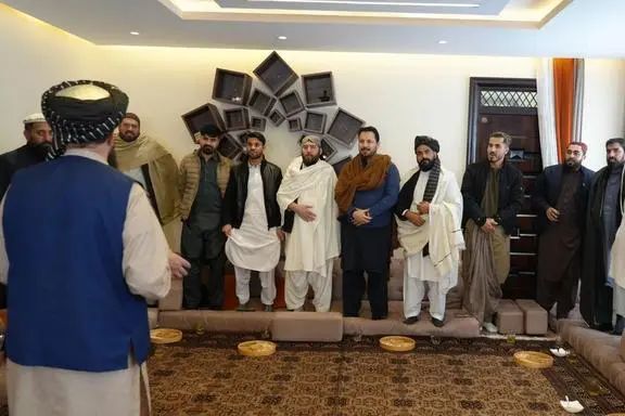 رهبری تیم ملی کریکت افغانستان و برخی از بازیکنان برای فاتحه خلیل حقانی به پکتیا رفته‌اند