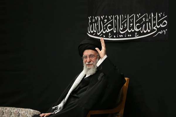 علی خامنهای پس از غیبت چند هفتهای در انظار عمومی ظاهر شد