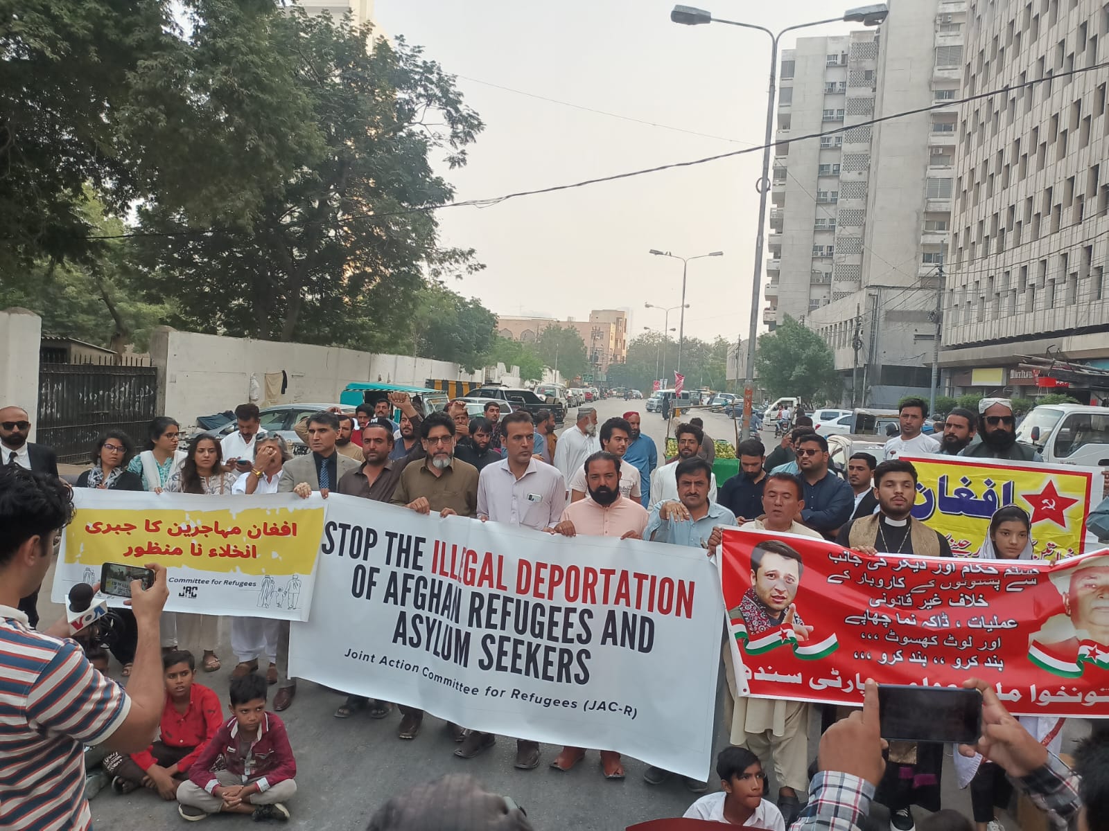 گروهی از فعالان حقوق بشر در پاکستان علیه بازداشت و اخراج پناهجویان افغان تظاهرات کردند