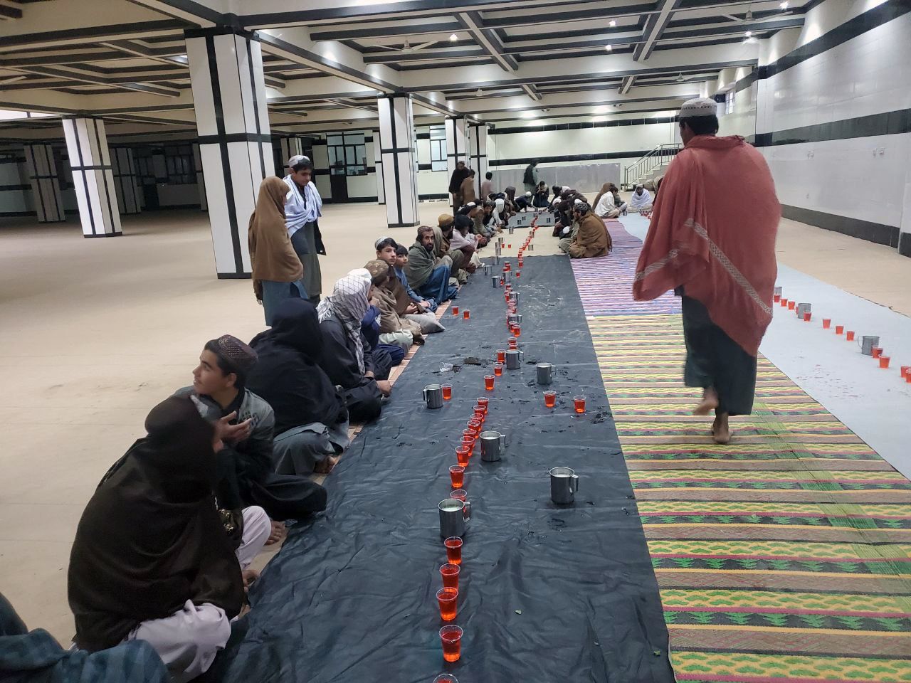 د کندهار عينو مېنې په يوه جامع کې د روژه ماتي دسترخان