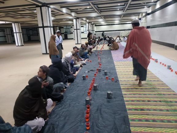 د کندهار عينو مېنې په يوه جامع کې د روژه ماتي دسترخان