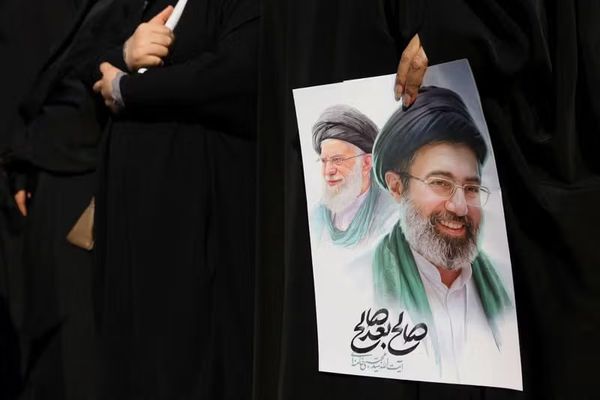 رهبر جمهوری اسلامی در مراسم تشییع پدرش حضور نداشت