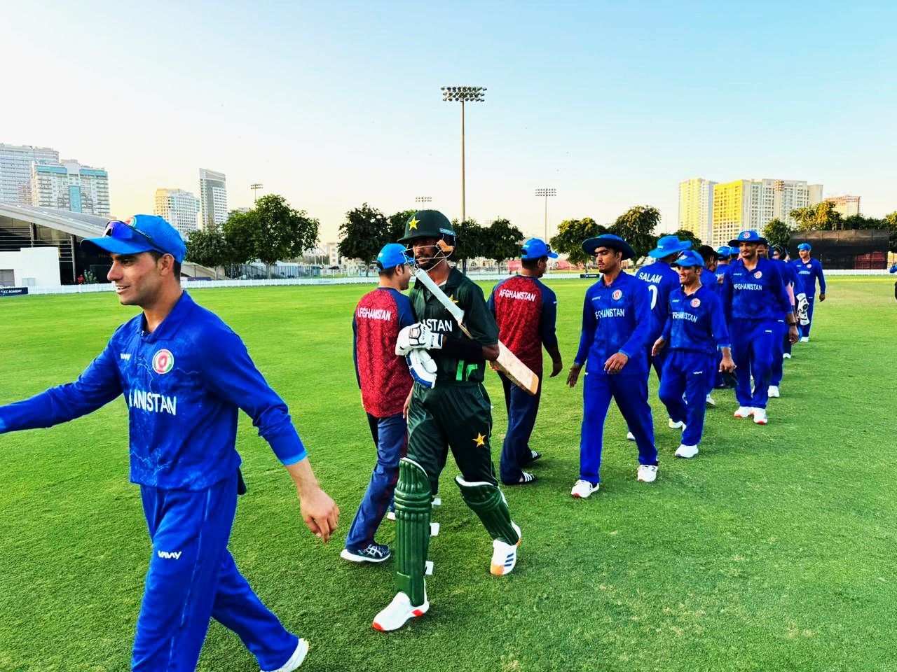 مسابقات سه‌جانبه امارات؛ تیم کریکت ١٩ سال افغانستان با تفاوت ١٠٠ دوش پاکستان را شکست داد 