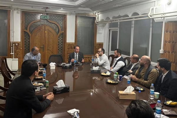 المبعوث البريطاني يشيد بعمل الصحفيين الأفغان في ظل الظروف الصعبة