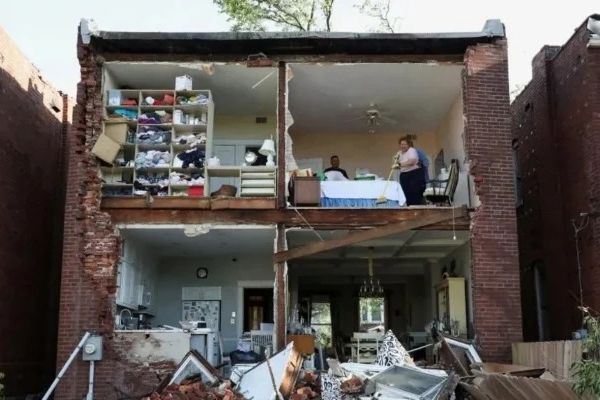 د امریکا په کینټاکي او میزوري ایالتونو کې د طوفانونو له امله شاوخوا ۳۴کسان مړه شوي دي