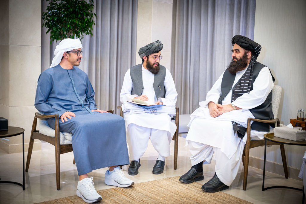 د طالبانو د بهرنیو چارو وزیر د متحده عربي امارات د بهرنیو چارو وزیر سره وکتل