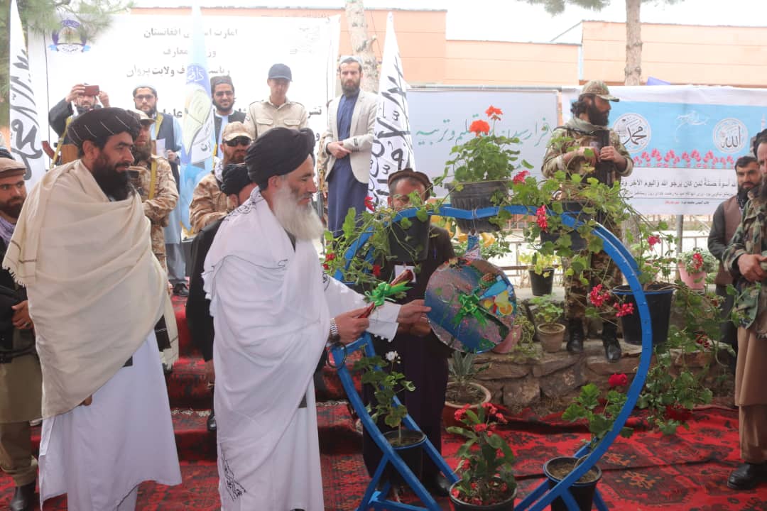 پروان کې د طالبانو د پوهنې رييس: زده کوونکې او ښوونکې دې اسلامي حجاب کې ښوونځيو ته لاړې شي