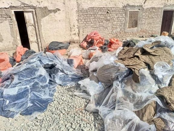 خبرگزاری باختر: دو نفر به اتهام قاچاق بیش از پنجصد دست لباس زره به پاکستان بازداشت شدند