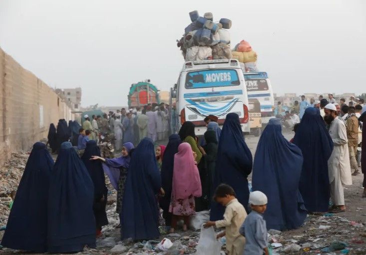 طالبان از بازگشت ده‌ها خانواده مهاجر افغان از ایران و پاکستان خبر داد