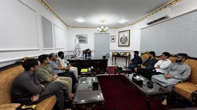 غياب الطالبات عن لقاء القنصل العام لطالبان مع طلاب أفغان في باكستان