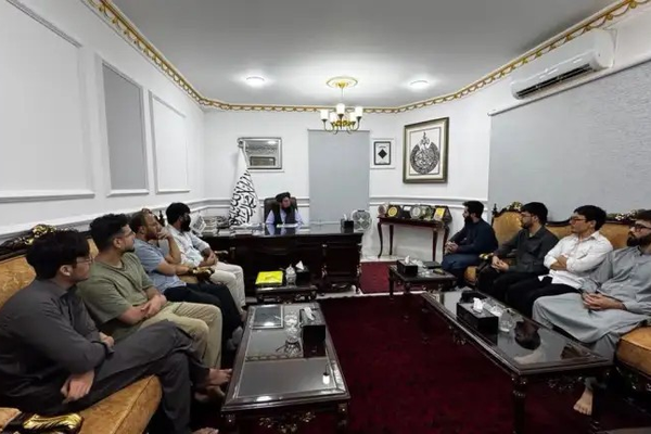 غياب الطالبات عن لقاء القنصل العام لطالبان مع طلاب أفغان في باكستان