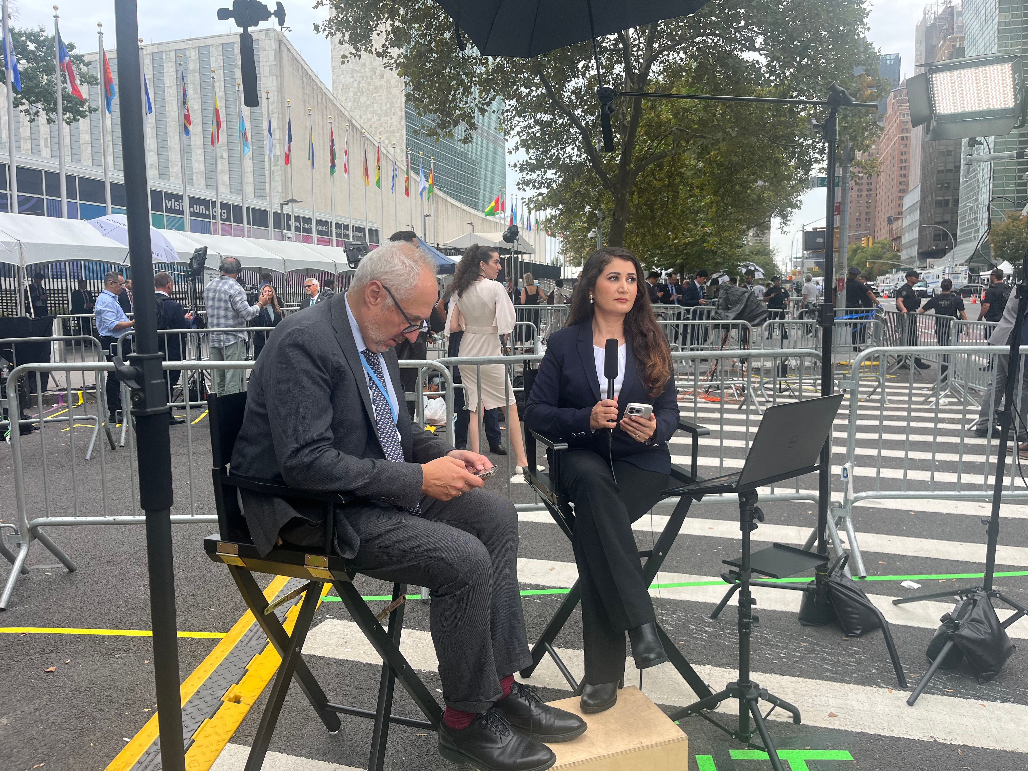 المتحدث باسم الأمين العام للأمم المتحدة مع مراسل أفغانستان انترناشیونال على هامش الجمعية العامة