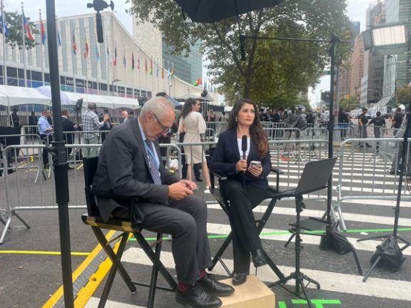 المتحدث باسم الأمين العام للأمم المتحدة مع مراسل أفغانستان انترناشیونال على هامش الجمعية العامة