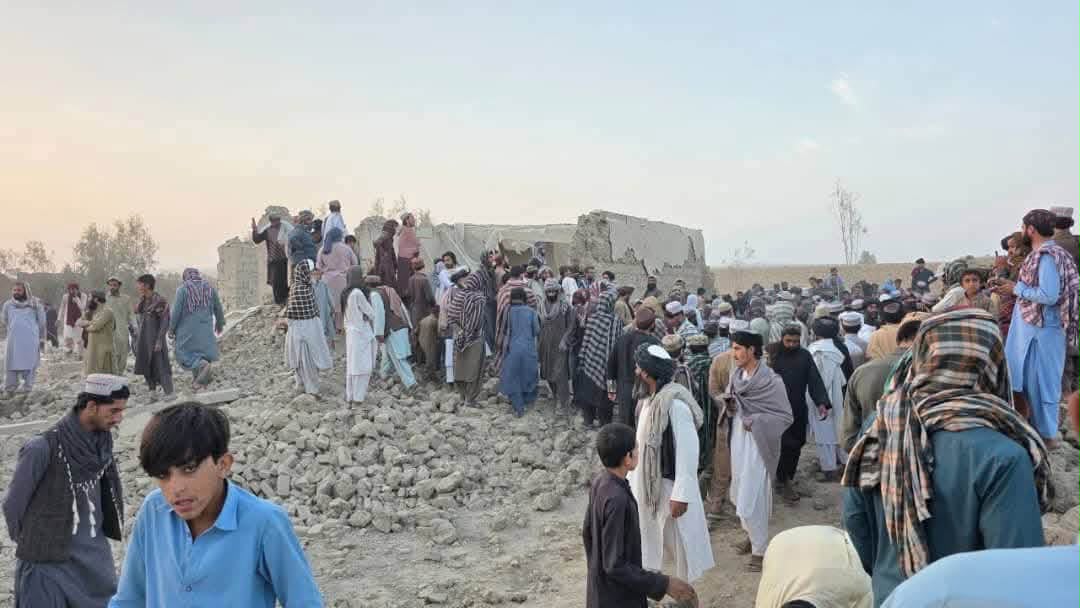 د هلمند د ګرمسیر اوسېدونکو د پاکستان د هوايي بریدونو خلاف لاریون وکړ