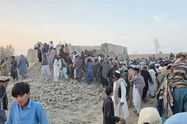 د هلمند د ګرمسیر اوسېدونکو د پاکستان د هوايي بریدونو خلاف لاریون وکړ