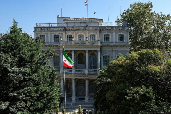 ایران او درې اروپايي هېوادونو د اټومي پروګرام په اړه خبرې پیل کړې