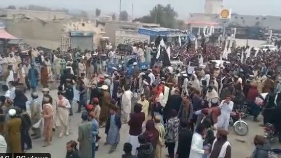 پشتونهای وزیرستان پاکستان علیه افزایش فعالیتهای طالبان در این منطقه، تظاهرات کردند