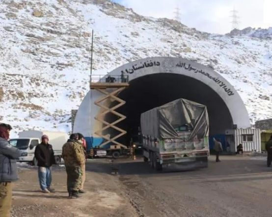 طالبان مسیر اصلی شاهراه سالنگ را بخاطر 'بازسازی بخشهای باقیمانده' مسدود میکند