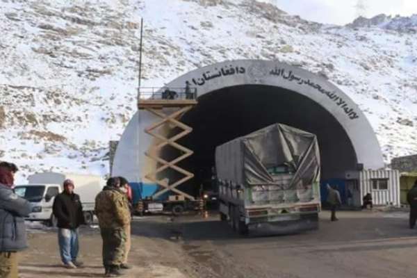 طالبان مسیر اصلی شاهراه سالنگ را بخاطر 'بازسازی بخشهای باقیمانده' مسدود میکند