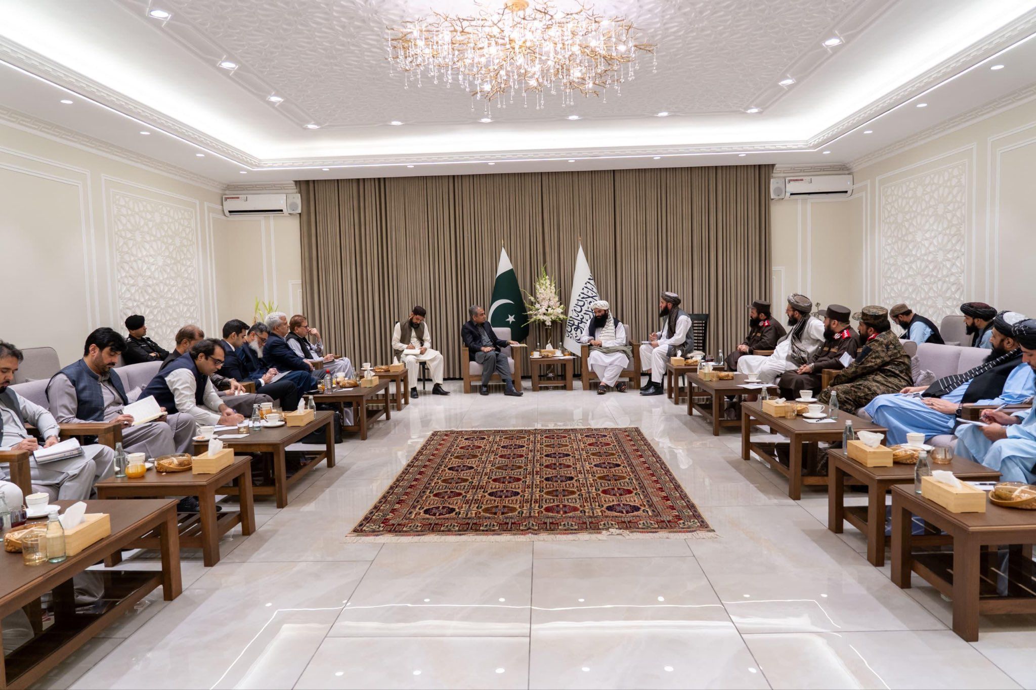 د پاکستان د کورنیو چارو وزیر له سراج الدین حقاني سره پر ټي ټي پي غږېدلی