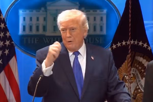 ټرمپ وايي د ایران په وروستیو لاریونونو کې ۳۲ زره کسان ووژل شول