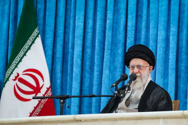 خامنهيي د خپلو نږدې سلاکارانو تر وژل کېدو وروسته یوازې شوی ښکاري
