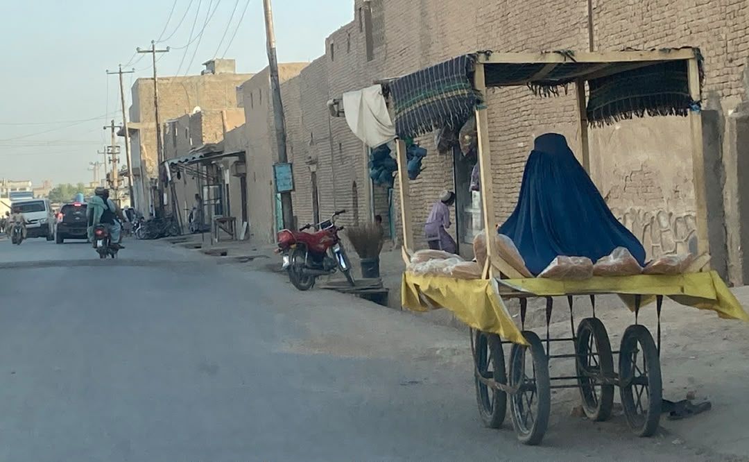 د هبت الله د استوګنځي په څو کیلومټرۍ کې ګڼې ښځې او ماشومـان سوالګري کوي