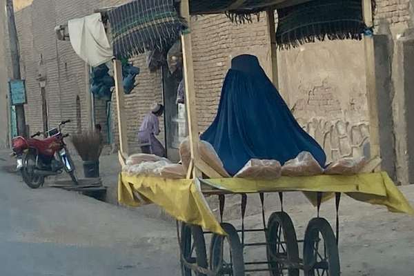 د هبت الله د استوګنځي په څو کیلومټرۍ کې ګڼې ښځې او ماشومـان سوالګري کوي