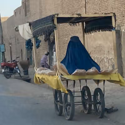 د هبت الله د استوګنځي په څو کیلومټرۍ کې ګڼې ښځې او ماشومـان سوالګري کوي