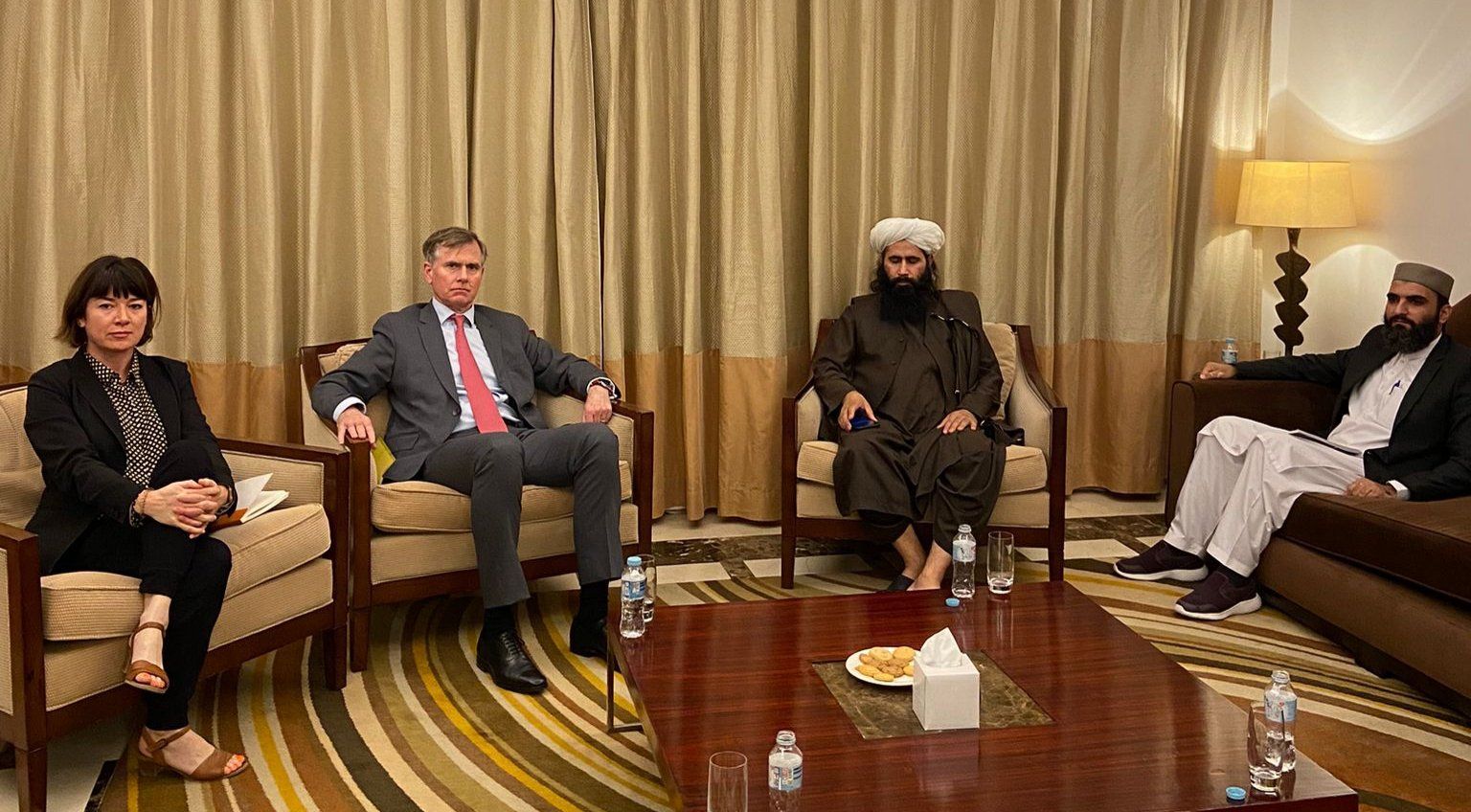 کاردار سفارت بریتانیا: طالبان با ممنوعیت کار زنان با جان مردم افغانستان بازی می‌کنند