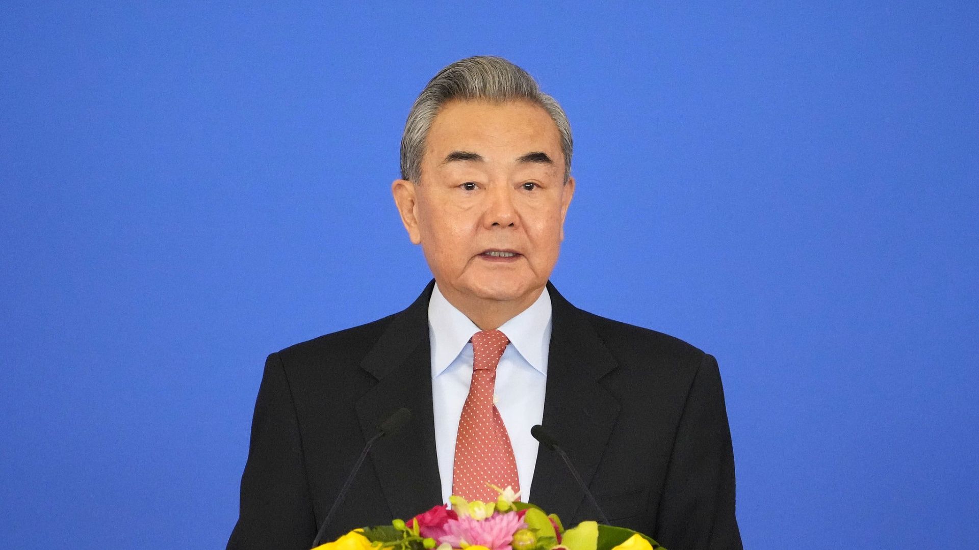 د چین بهرنیو چارو وزیر: په نړۍ کې دا مهال ۶۰ جګړې روانې دي