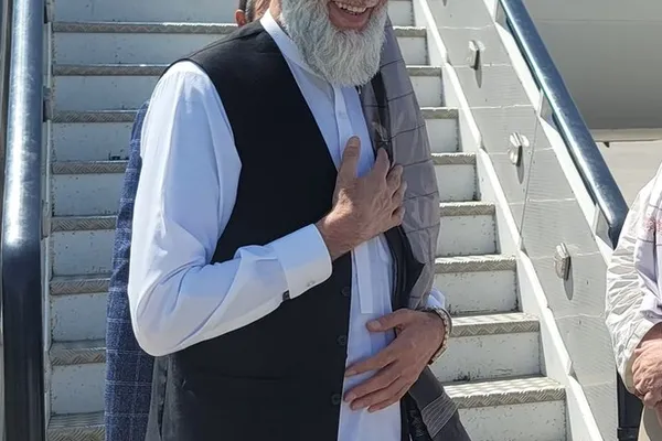 طالبانو الله ګل مجاهد د خپل زوی په جنازه کې له ګډون وروسته بېرته زندان ته لېږدولی