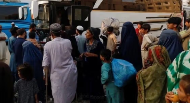 تقارير: ترحيل نحو ألفي أسرة أفغانية من إيران وباكستان خلال يوم واحد