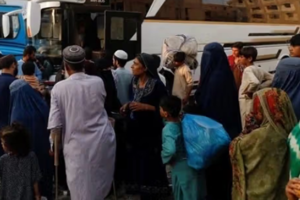 تقارير: ترحيل نحو ألفي أسرة أفغانية من إيران وباكستان خلال يوم واحد