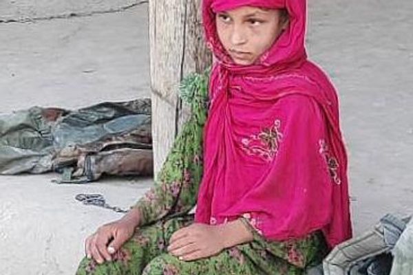 طالبان: په کندوز کې مو یوه یتیمه نجلۍ له کورني بنده وژغورله