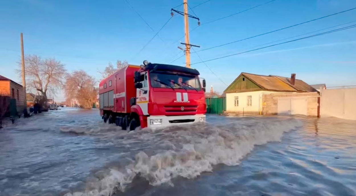 د روسیې په اورال سیمه کې د سېلابونو له امله زرګونه کسان د خپلو کورونو پرېښودو ته اړ شوي