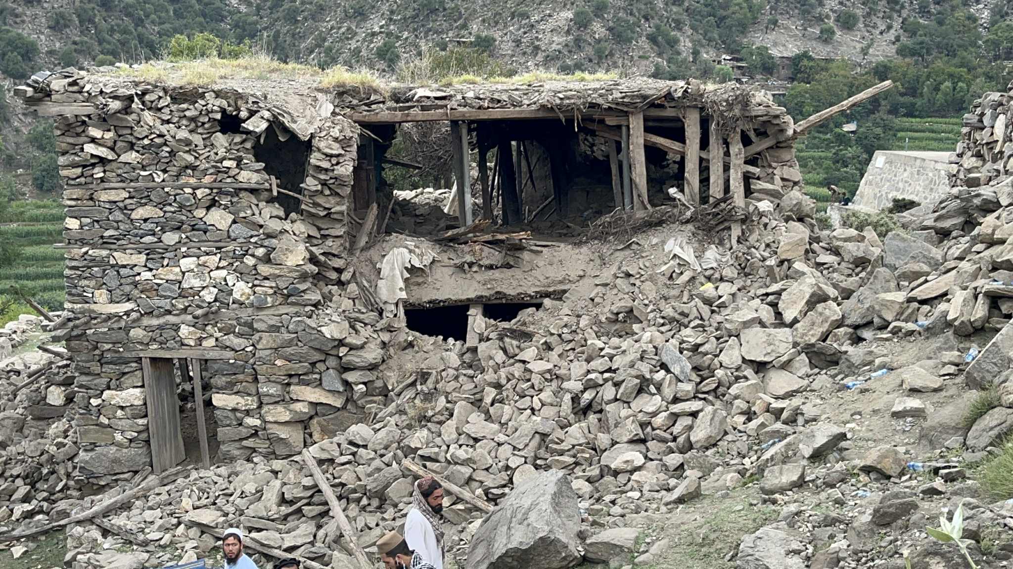 خانه‌ای سنگی در کنر که زیر ضربه زمین‌لرزه فرو ریخته است؛ شیوه‌ای رایج در ساخت‌وساز روستاهای کوهستانی که اکنون خود به عامل ویرانی بدل شده است.