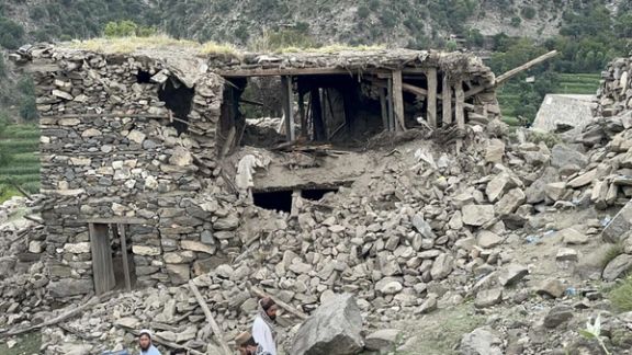 خانهای سنگی در کنر که زیر ضربه زمینلرزه فرو ریخته است؛ شیوهای رایج در ساختوساز روستاهای کوهستانی که اکنون خود به عامل ویرانی بدل شده است.