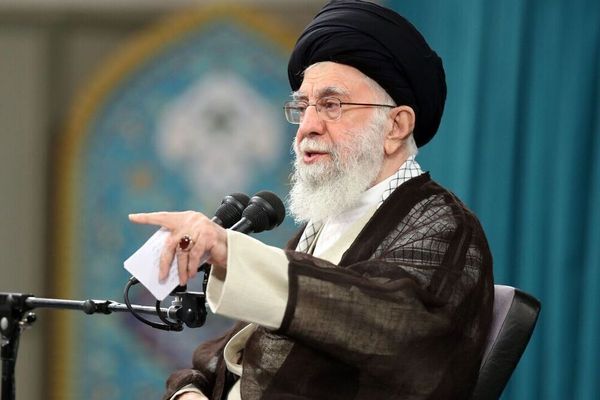 علي خامنهیي: باور نه لرم چې له امریکا سره به خبرې اترې کومې پایلې ته ورسیږي