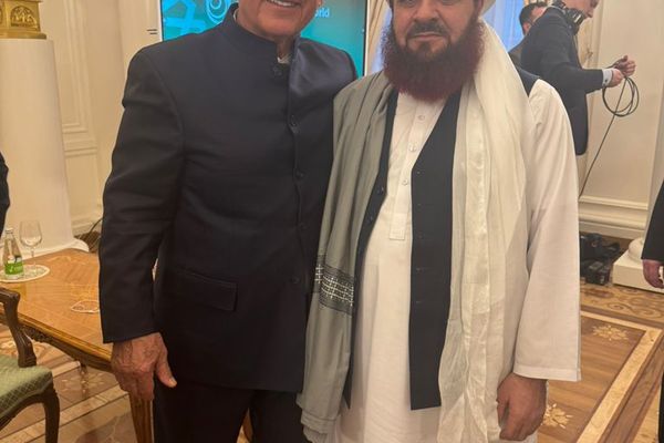 په مسکو کې طالب سفیر د «روسیې-اسلامي نړۍ ستراتیژیک» لیدلوري کنفرانس کې ګډون کړی