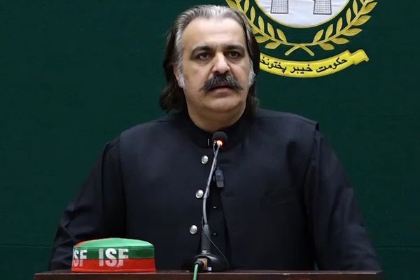 عمران خان دستور جایگزینی وزیر اعلای خیبر پختونخوا را صادر کرد